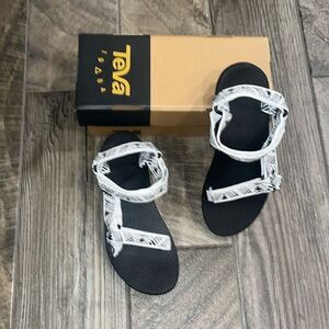 NWT Teva w/ Aztec design